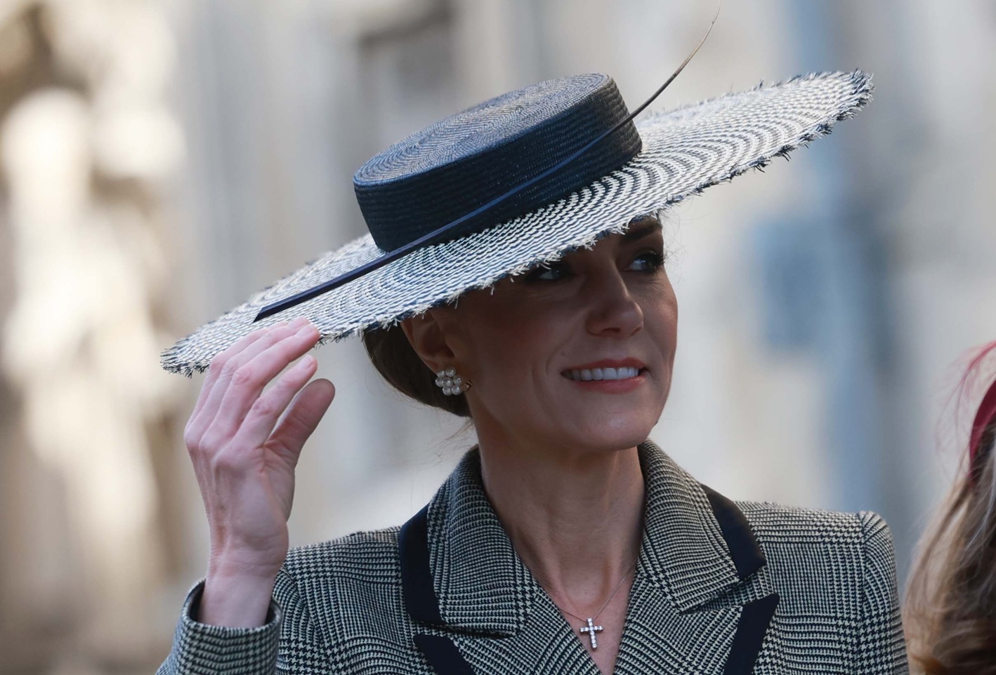 Η Kate Middleton κρατά το καπέλο της καθώς αποχωρεί μετά την ενθρόνιση της Sarah Mullally ως της Αρχιεπισκόπου του Canterbury στον Καθεδρικό του Canterbury, 25 Μαρτίου 2026.