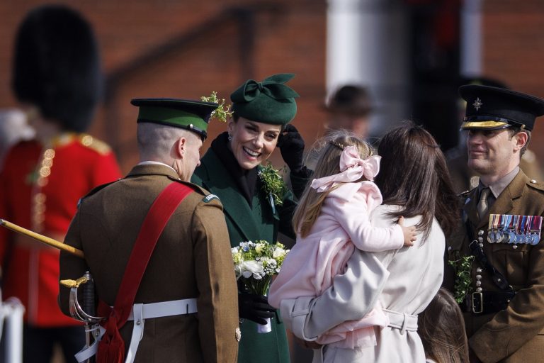 H Kate Middleton συναντά μια οικογένεια στην παρέλαση των Ιρλανδών Φρουρών την Ημέρα του Αγίου Πατρικίου στο Mons Barracks του Aldershot, 17 Μαρτίου 2026