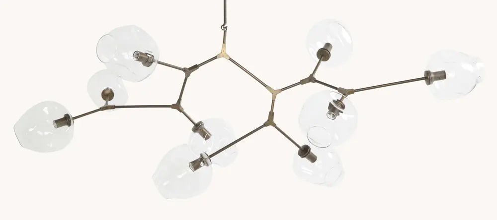 Lindsey Adelman Chandelier. O εντυπωσιακός πολυέλαιος με εννέα χειροποίητες γυάλινες σφαίρες από την κατοικία της στο Hamptons, βγαίνει σε δημοπρασία στις 24 και 25 Μαρτίου διαδικτυακά.