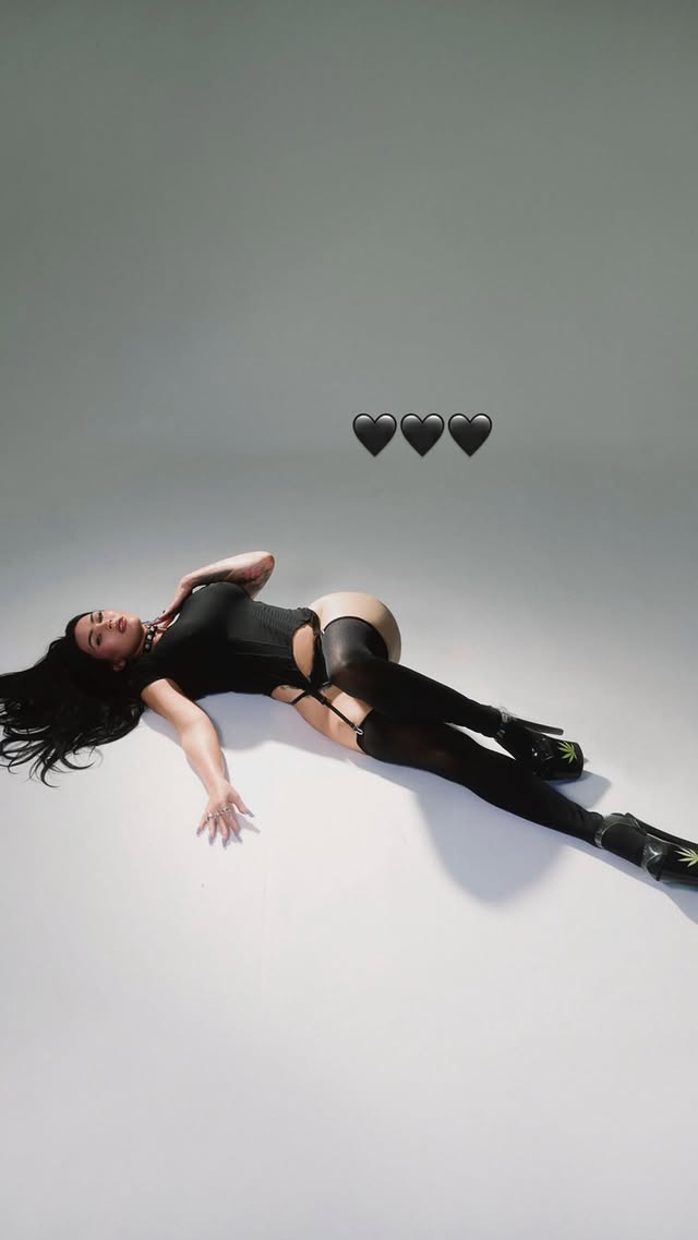 Η σταρ ποζάρει χωρίς παντελόνι με μακριές κάλτσες μέχρι τη μέση των μηρών της και ψηλοτάκουνα ξαπλωμένη στο πάτωμα.