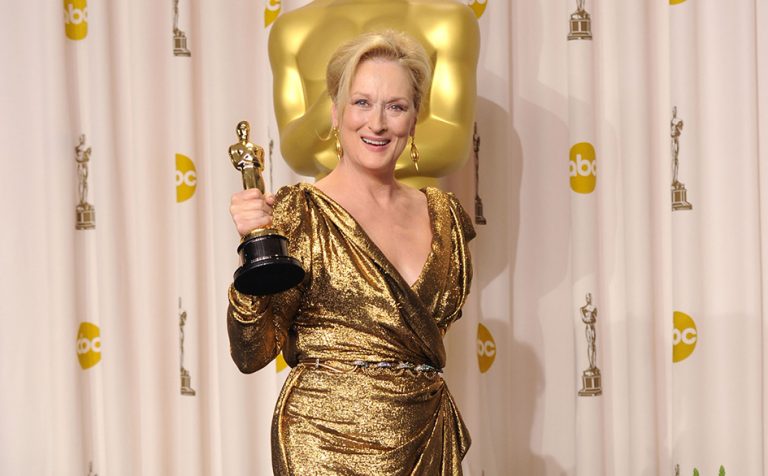 H Meryl Streep, νικήτρια του βραβείου Καλύτερης Ηθοποιού για την ταινία «Η Σιδηρά Κυρία», στα 84α Ετήσια Βραβεία Όσκαρ στις 26 Φεβρουαρίου 2012 στο Χόλιγουντ της Καλιφόρνια. Επέλεξε χρυσή τουαλέτα που είναι σύμφωνα με την έρευνα από τα τυχερά χρώματα στο Κόκκινο Χαλί.