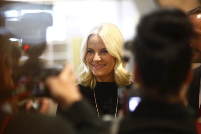 Η πριγκίπισσα Mette-Marit της Νορβηγίας μιλά στα ΜΜΕ κατά την επίσκεψη στην Εθνική Βιβλιοθήκη της Λιθουανίας στη Ρίγα, 23 Απριλίου 2018