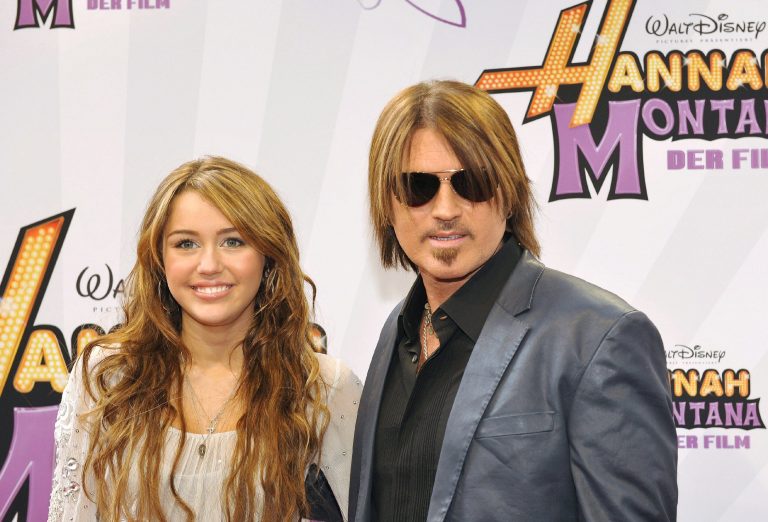 Η Miley Cyrus και ο πατέρας της, Billy Ray Cyrus, στην πρεμιέρα της "Hannah Montana - The Movie" στον κινηματογράφο Mathaeser στο Μόναχο, 25 Απριλίου 2009