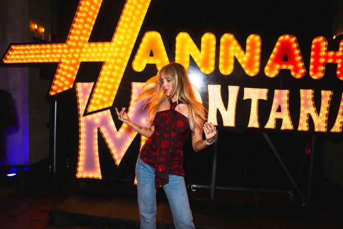 H Miley Cyrus φόρεσε ένα McQueen φουλάρι ως τοπ με μπλε τζιν μας συστήνεται ως άλλη Hannah Montana