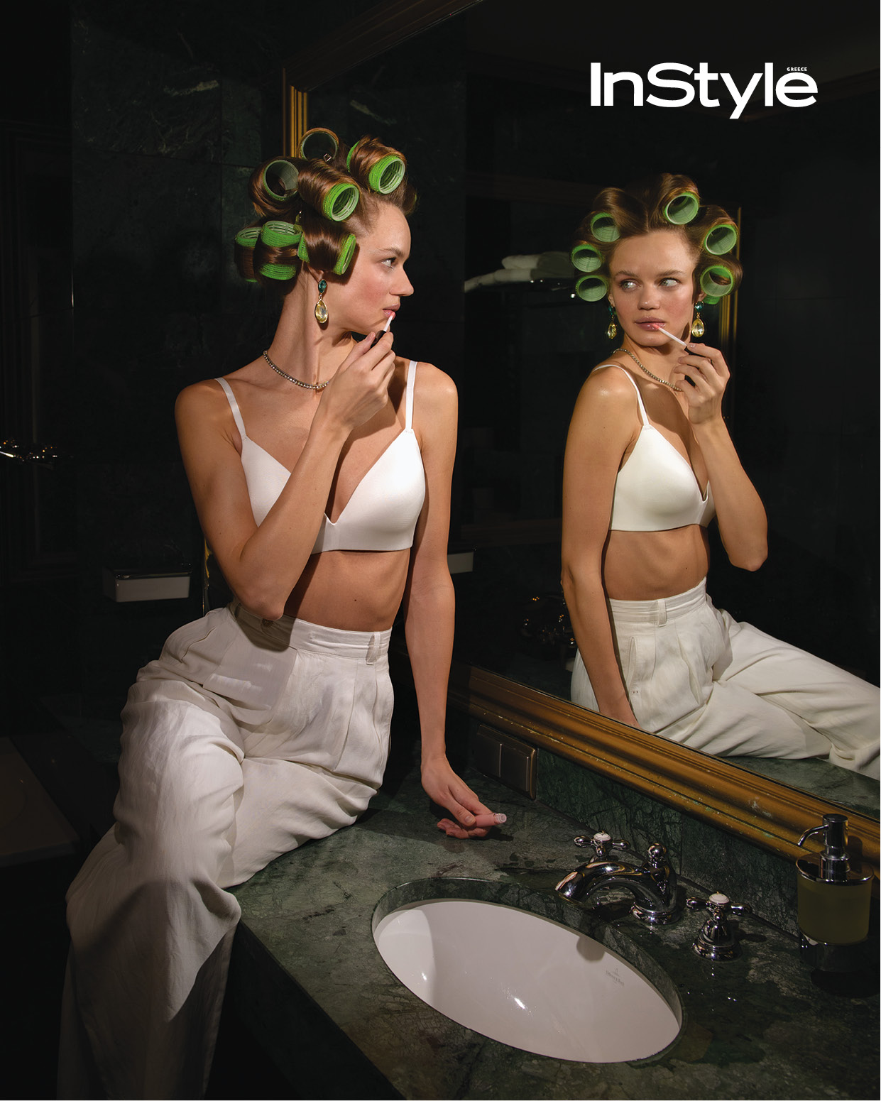 γυναίκα μπροστά από καθρέφτη