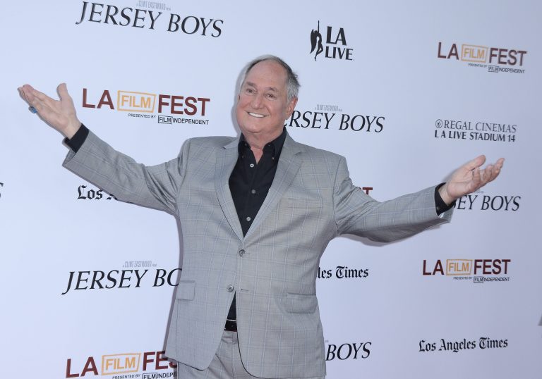 O Neil Sedaka φθάνει στην πρεμιέρα της ταινίας "Jersey Boys" στο πλαίσιο του Κινηματογραφικού Φεστιβάλ του Λος Άντζελες, 19 Ιουνίου 2014