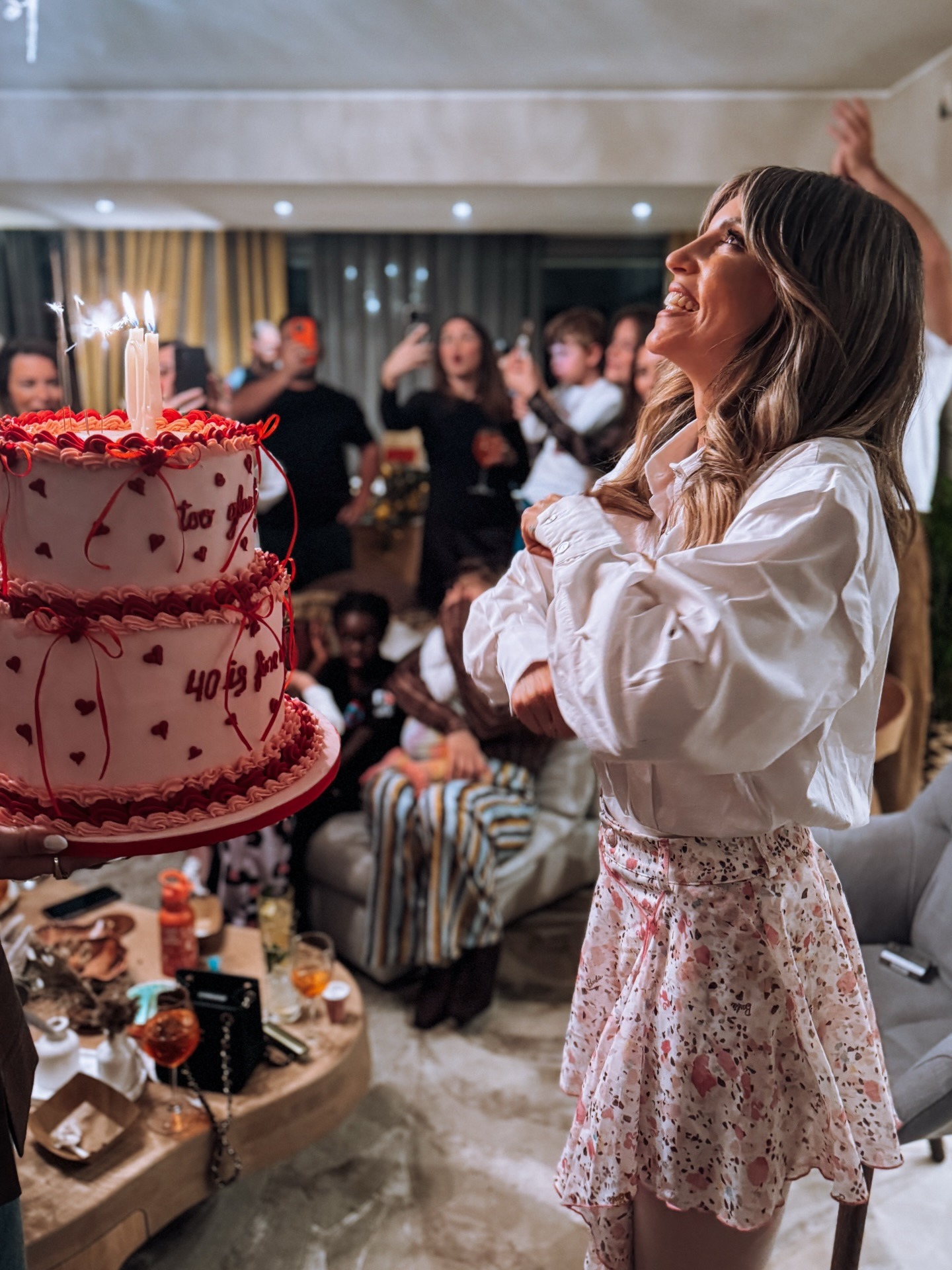 Η Αθηνά Οικονομάκου σβήνει την τούρτα των γενεθλίων της.