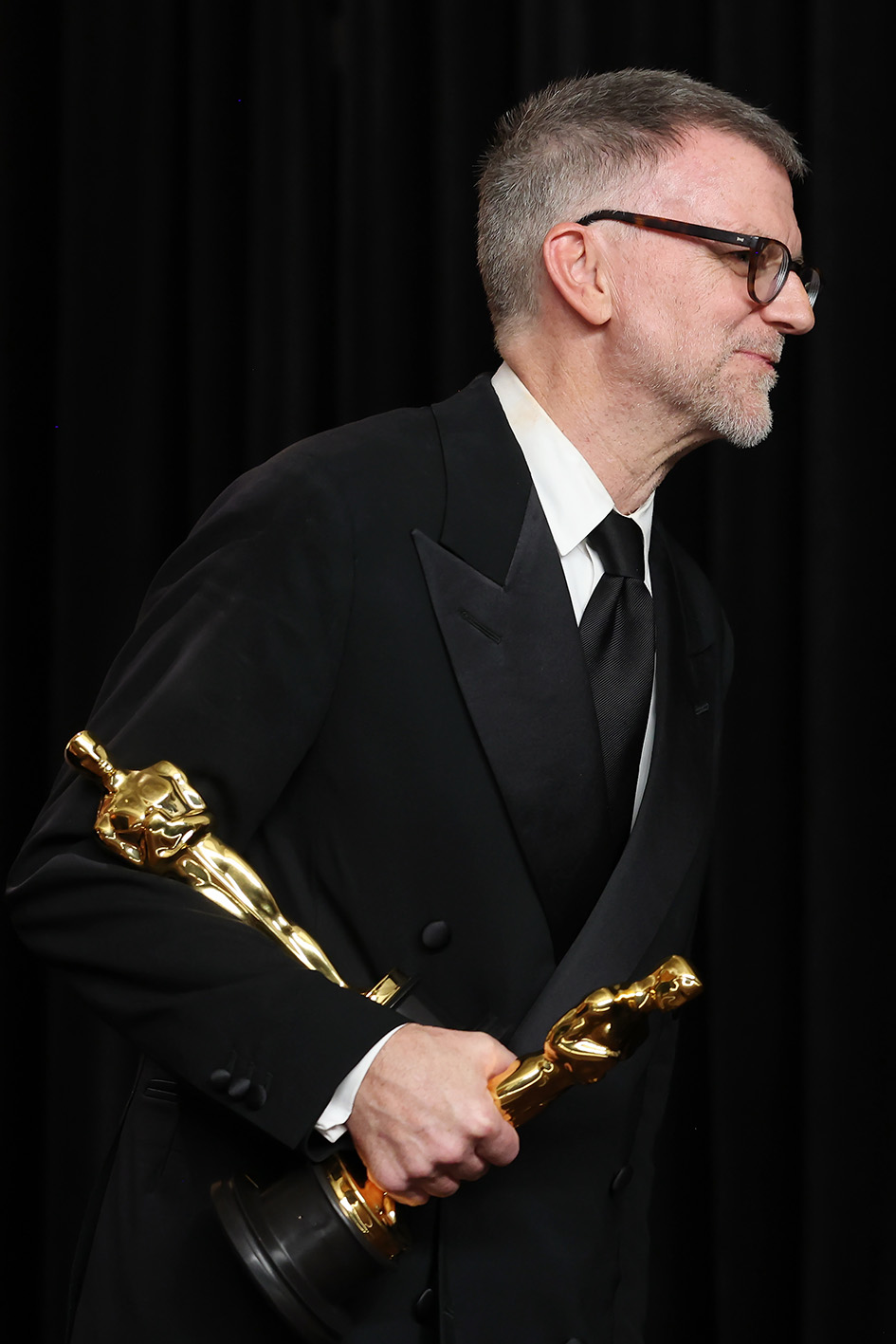 O Paul Thomas Anderson κρατά τα Όσκαρ Καλύτερου Διασκευασμένου Σεναρίου, Καλύτερης Σκηνοθεσίας και Καλύτερης Ταινίας, όλα για την ταινία "One Battle After Another" κατά τη διάρκεια της 98ης Ετήσιας Απονομής Βραβείων Όσκαρ που πραγματοποιούνται από την Ακαδημία Κινηματογραφικών Τεχνών και Επιστημών στο Θέατρο Dolby στο Χόλιγουντ της Καλιφόρνια, την Κυριακή 15 Μαρτίου 2026. 