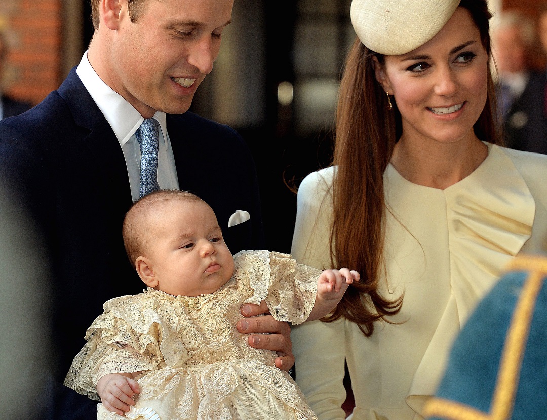 O πρίγκιπας William και η Kate Middleton κατά τη βάπτιση του τριών μηνών γιου τους, πρίγκιπα George, στο Παρεκκλήσι του Παλατιού του St James' στο Λονδίνο, 23 Οκτωβρίου 2013