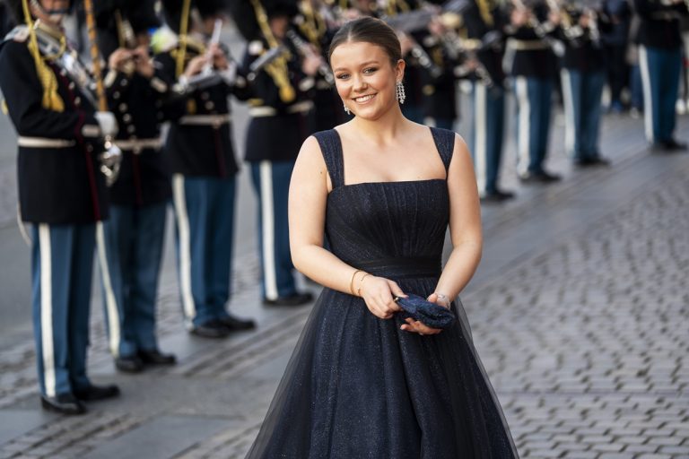 H πριγκίπισσα Isabella της Δανίας στην Παλαιά Σκηνή του Βασιλικού Θεάτρου για τυς εορτασμούς των 18ων γενεθλίων της στην Κοπεγχάγη, 15 Απριλίου 2025