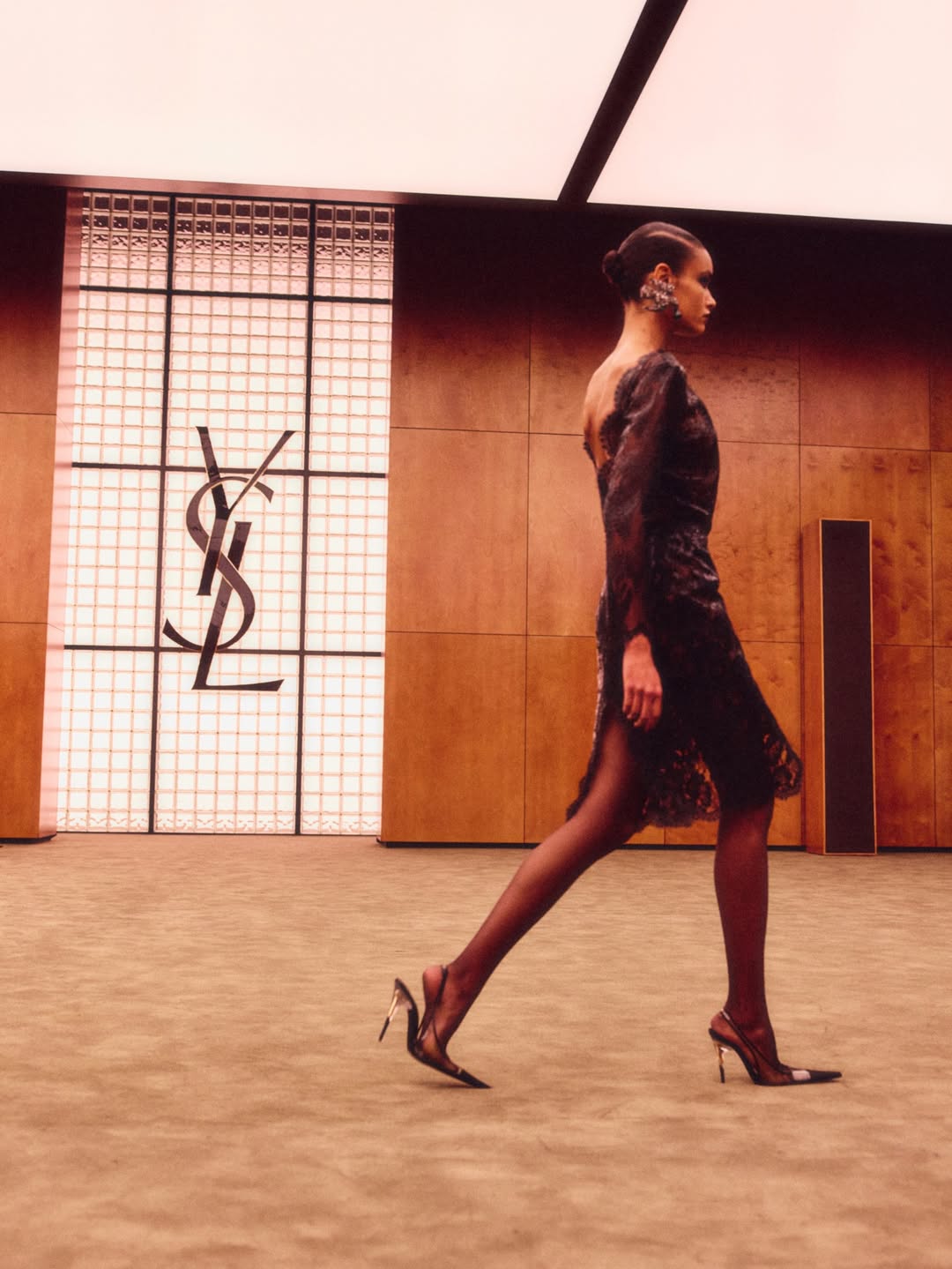 Saint Laurent Fall 2026 μυτερές γόβες με λεπτομέρεια δέρμα φιδιού.