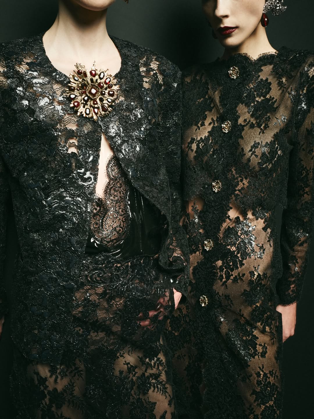 Oversized καρφίτσα Saint Laurent Φθινόπωρο 2026 σε δαντελένιο τζάκετ.