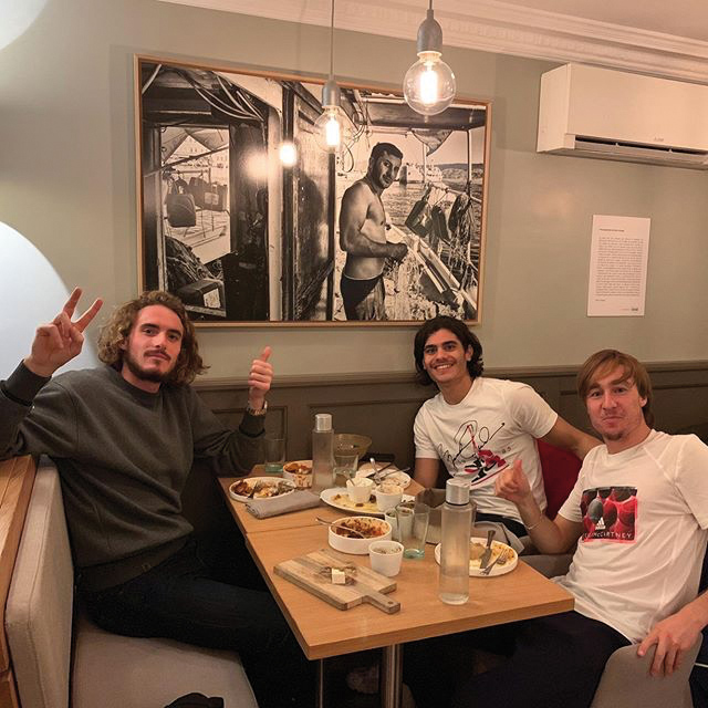 Ο Στέφανος Τσιτσιπάς θαμώνας του εστιατορίου του Ανδρέα Μαυρομμάτη στο Παρίσι.