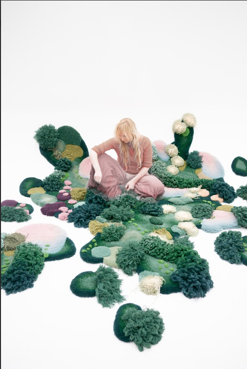 Η Σουηδή textile artist Alfhild Külper μπροστά σε χαλί από τη συνεργασία της με την STEPEVI A Softer World συμμετέχουν στη Milan Design Week.