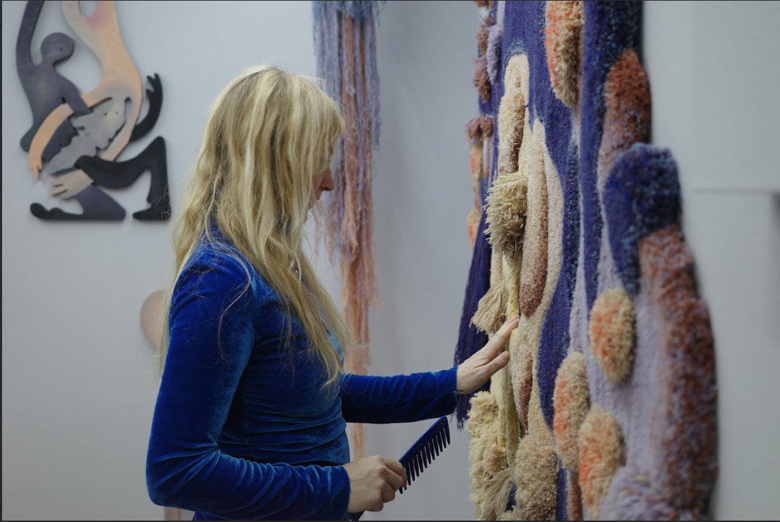 Η Σουηδή textile artist Alfhild Külper μπροστά σε χαλί από τη συνεργασία της με την STEPEVI A Softer World συμμετέχουν στη Milan Design Week.