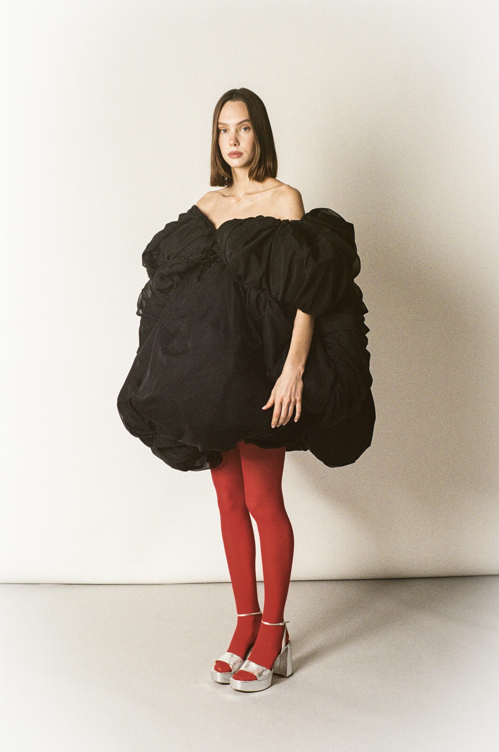 Στη μεταβατική μόδα σήμερα τα ρούχα κινούνται με το σώμα αντί να το περιορίζουν. 