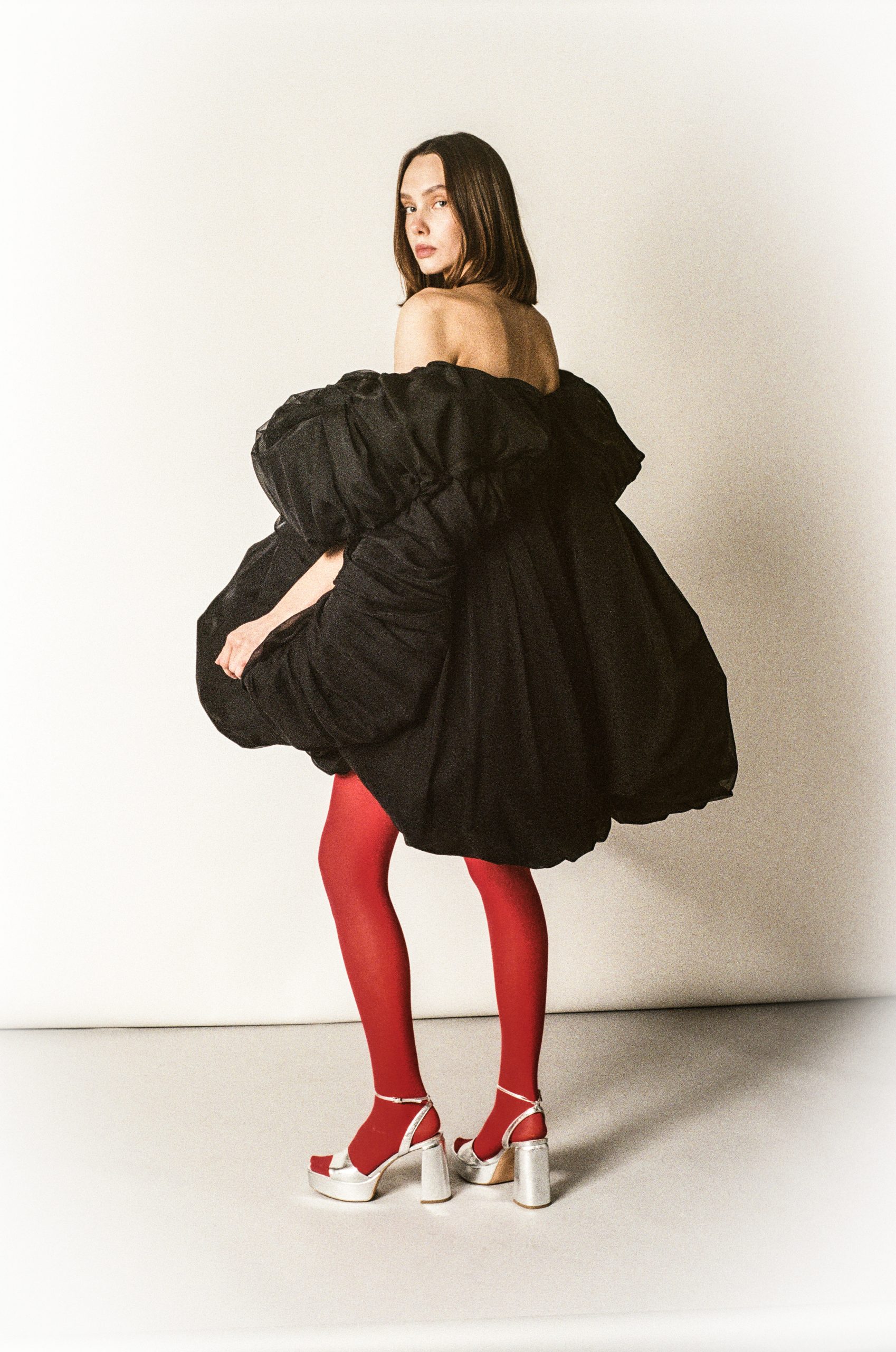 Στη μεταβατική μόδα σήμερα τα ρούχα κινούνται με το σώμα αντί να το περιορίζουν. 