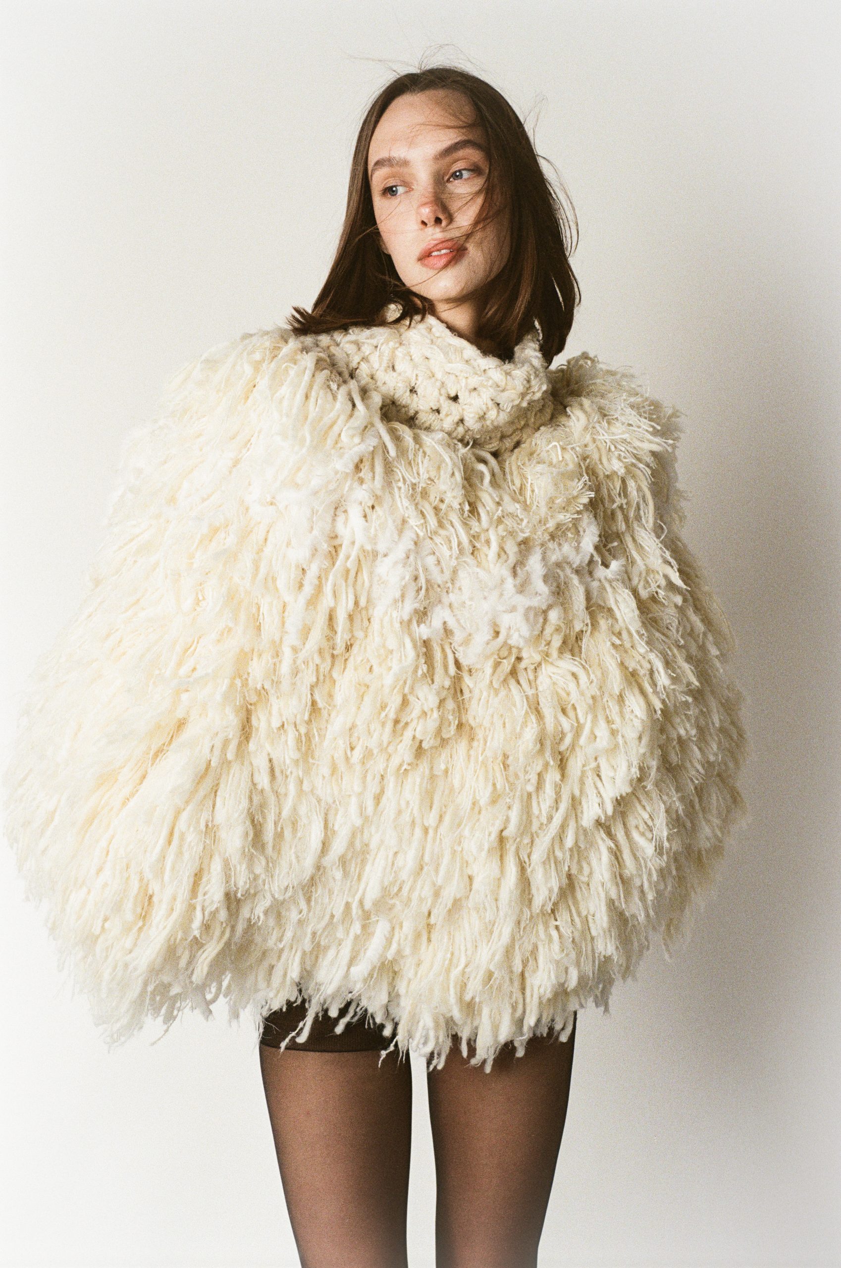 Τα τοπ με κρόσια μας ζεσταίνουν αλλά έχουν και μια κίνηση, ιδανική για μεταβατικό στιλ.