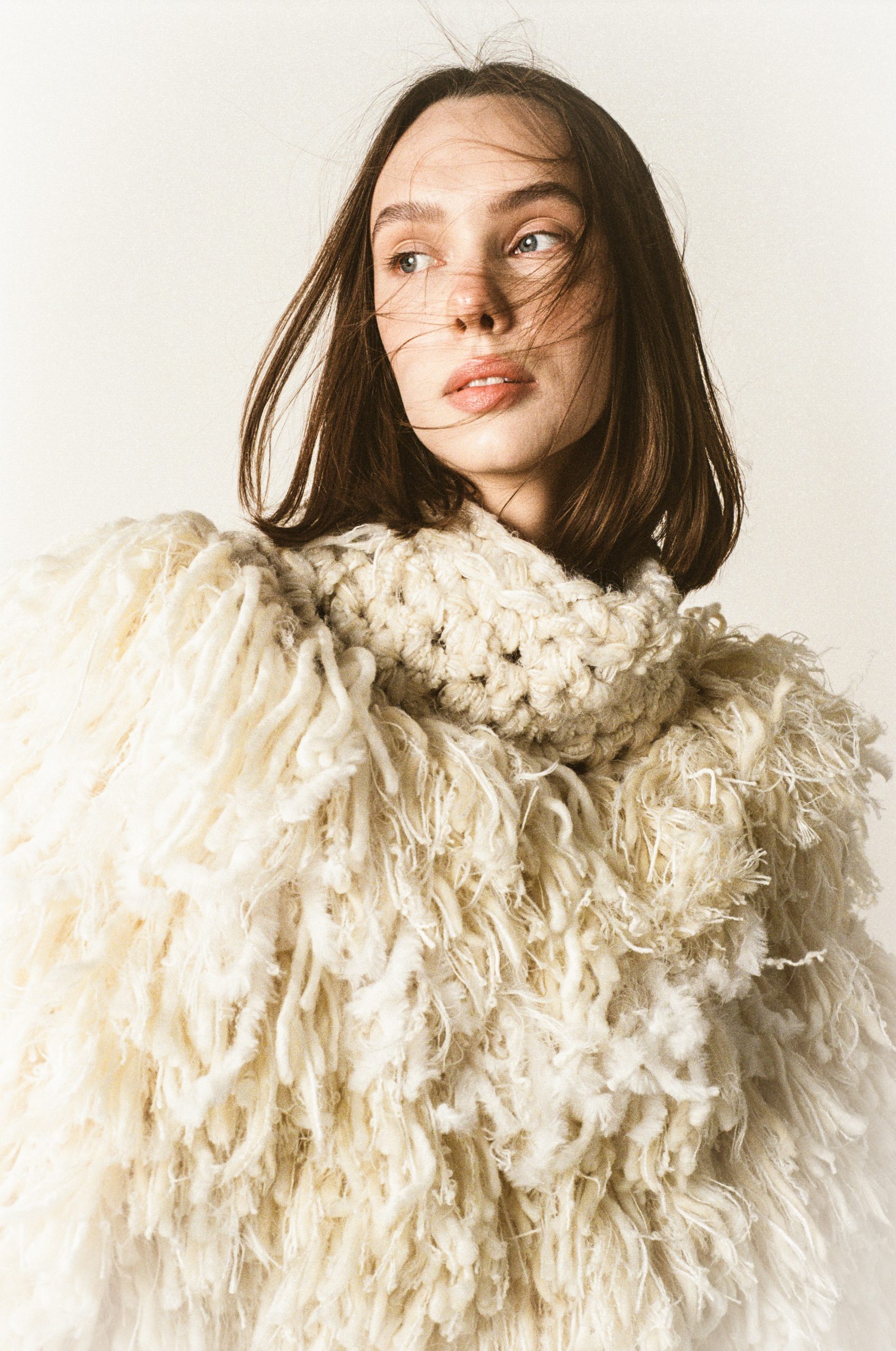 Τα τοπ με κρόσια μας ζεσταίνουν αλλά έχουν και μια κίνηση, ιδανική για μεταβατικό στιλ.