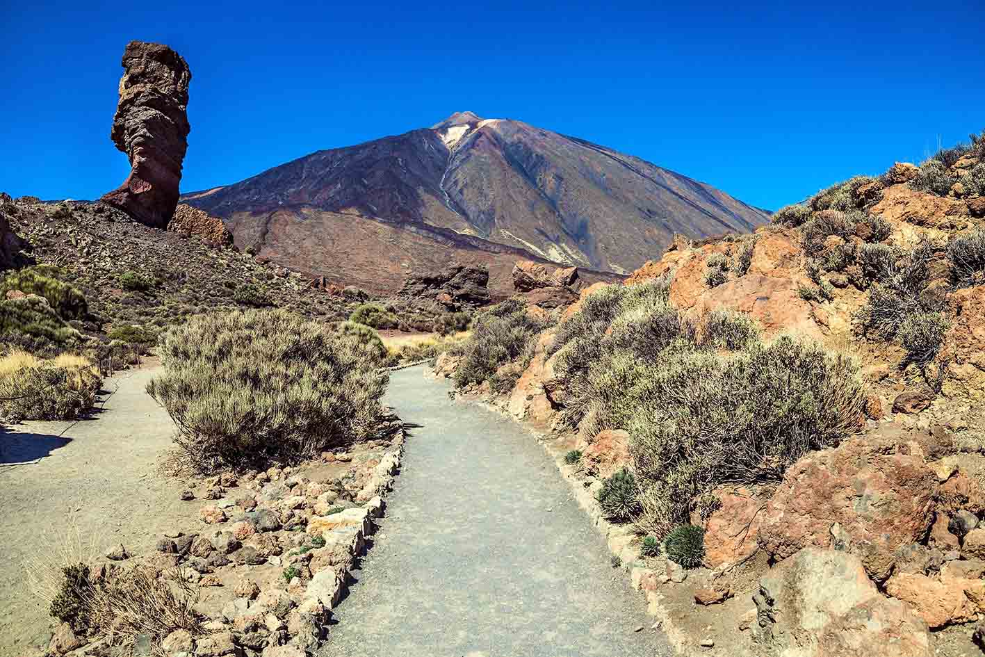 Το τοπίο του ηφαιστείου Teide και του Roque Cinchado στο εθνικό πάρκο Las Canadas στην Τενερίφη. Κανάρια Νησιά, Ισπανία.