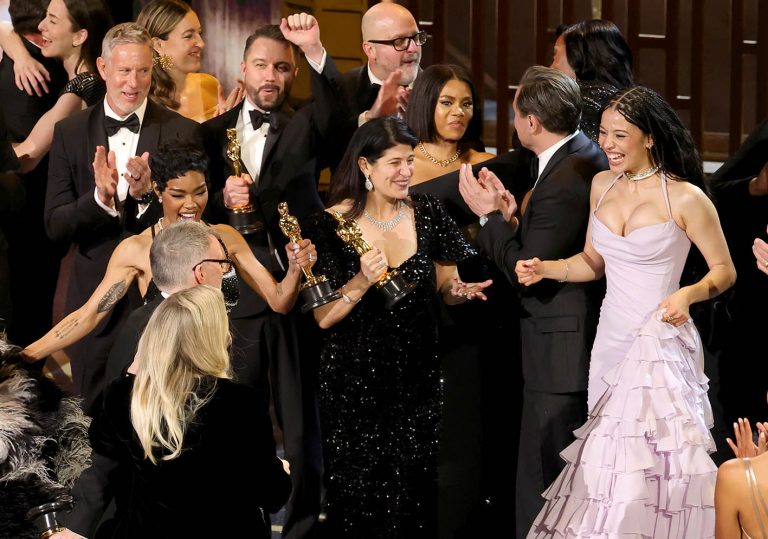 Οι Teyana Taylor, Andy Jurgensen, Cassandra Kulukundis, Michael Bauman, Regina Hall και Chase Infiniti παραλαμβάνουν το βραβείο Καλύτερης Ταινίας για την ταινία "One Battle After Another" στη σκηνή κατά τη διάρκεια της 98ης τελετής απονομής των βραβείων Όσκαρ στο Dolby Theatre στις 15 Μαρτίου 2026 στο Χόλιγουντ της Καλιφόρνια.