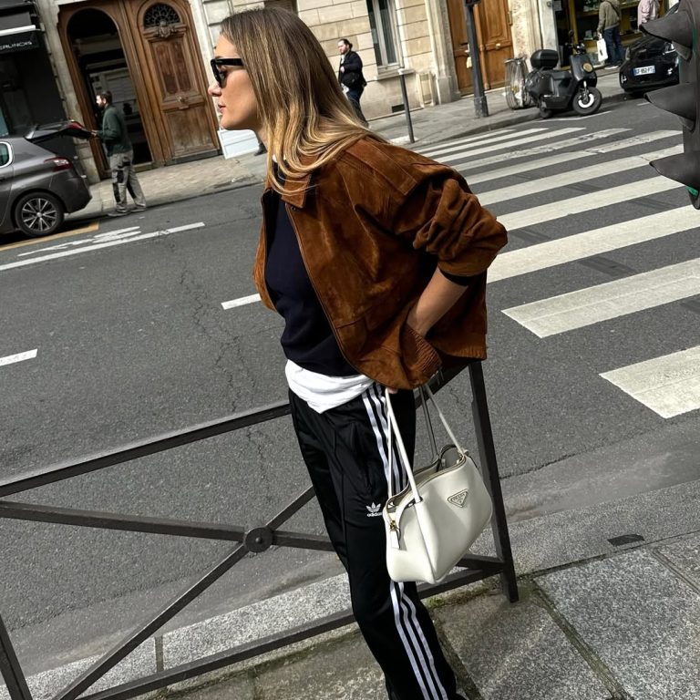 κοπέλα που φοράει track pants