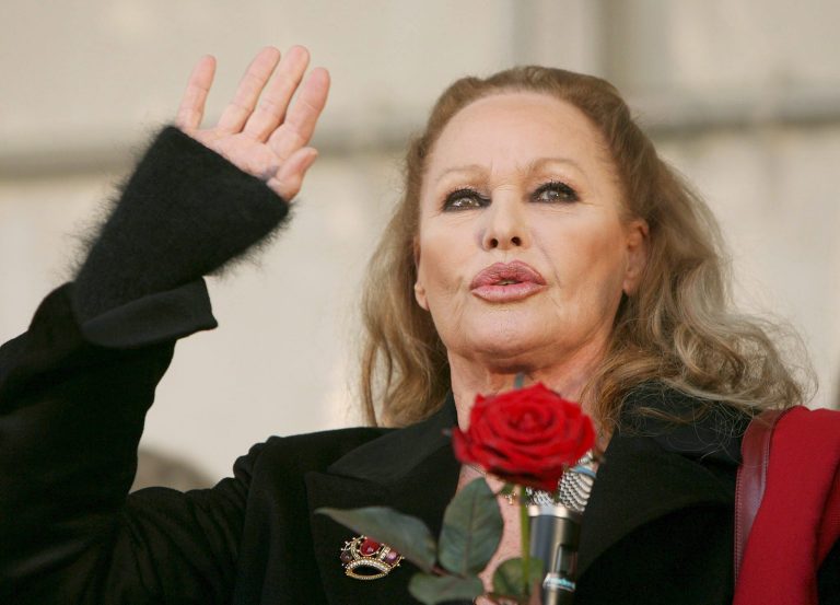 Η Ursula Andress φθάνει στη γενέτειρά της, το Ostermundigen της Ελβετίας, στις 16 Δεκεμβρίου 2006.