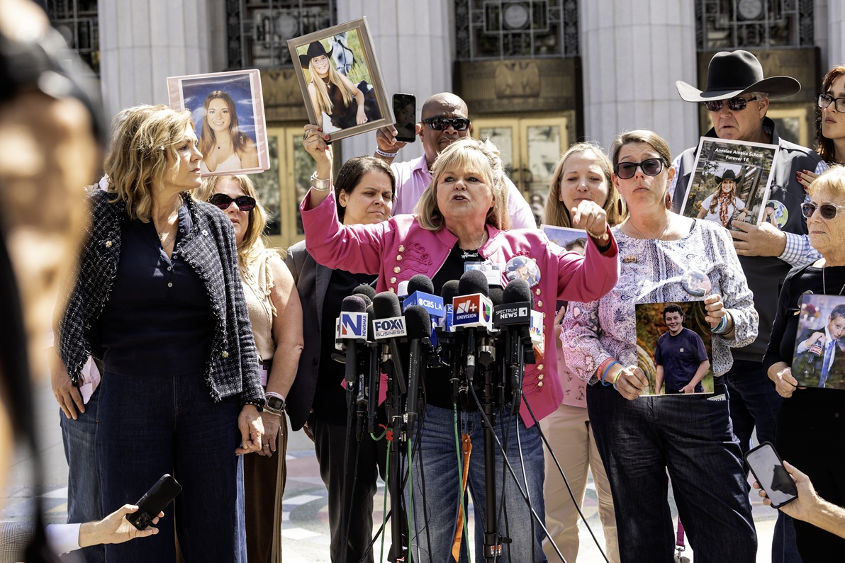 Οικογένειες που έχασαν δικούς τους από αυτοκτονία λόγω εθισμού στα μέσα κοινωνικής δικτύωσης αντιδρούν, αφού η επιτροπή ενόρκων έκρινε τη Meta και το YouTube υπεύθυνες στη δίκη για τον εθισμό στα μέσα κοινωνικής δικτύωσης, έξω από το Ανώτατο Δικαστήριο του Λος Άντζελες, στις 25 Μαρτίου 2026.   