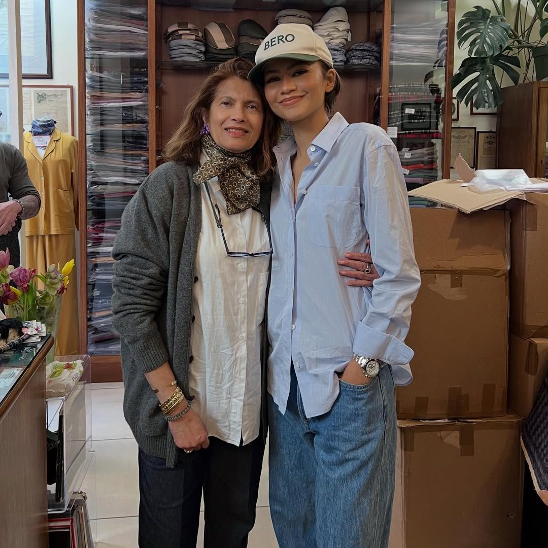 Η Zendaya με μπλε πουκάμισο στη Ρώμη, επιβεβαιώνει ότι είναι η απόλυτη τάση της Άνοιξης 2026