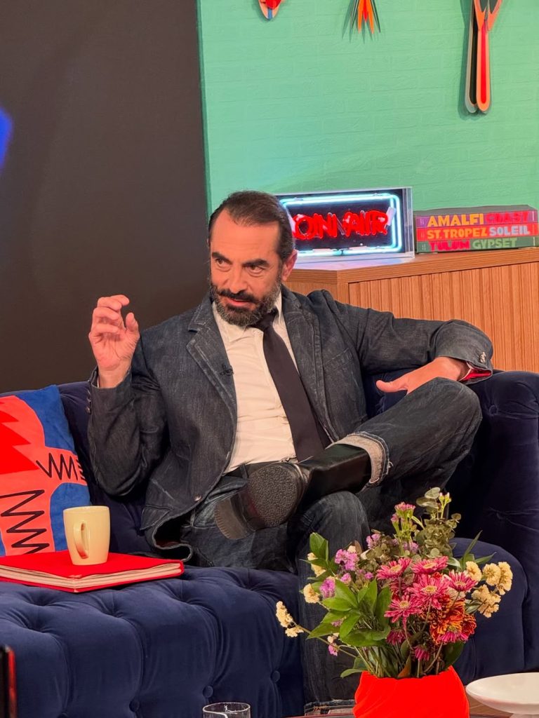 Ο Αλέκος Συσσοβίτης μιλά για τα παιδικά του βιώματα, τη δύναμη της θετικής σκέψης και τη σημασία του να εκτιμούμε το «τώρα».