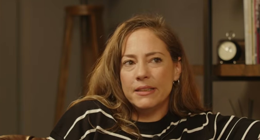 Η Αλεξάνδρα Ούστα προχώρησε σε μια συγκλονιστική εξομολόγηση στο vidcast «50 λεπτά» με τη Μαντώ Γαστεράτου για τη μάχη της μητέρας της με το αλκοόλ