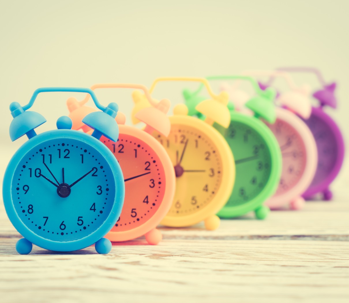 Πολύχρωμα ρολόγια - ξυπνητήρια με δείκτες