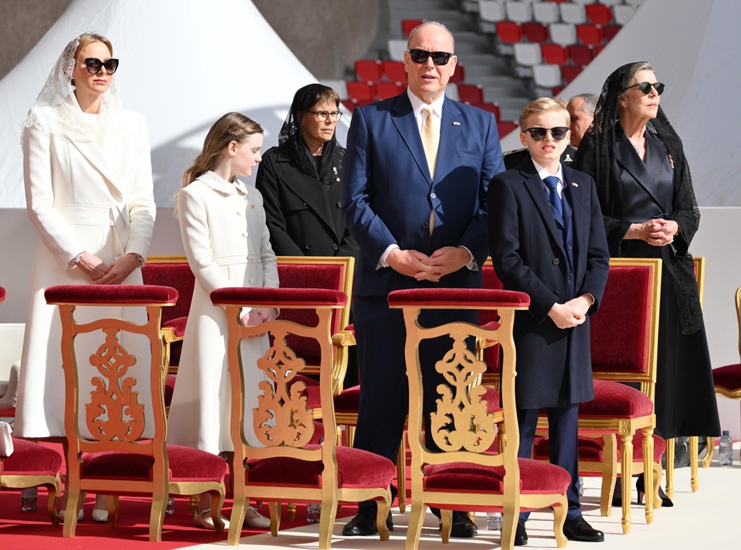 Ο πρίγκιπας Αλβέρτος, η πριγκίπισσα Charlene και τα παιδιά τους, Gabriella και Jacques στη λειτουργία που τέλεσε ο Πάπας Λέων ΙΔ' στο Στάδιο Λουί Β', 28 Μαρτίου 2026