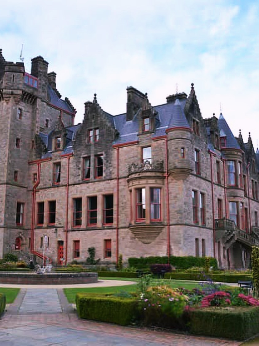 Το ιστορικό κάστρο του Μπέλφαστ όπου γίνονται γυρίσματα της ταινίας H Άννα Ρεζάν φωτογραφίζεται στο Μπέλφαστ κατά τη διάρκεια των γυρισμάτων της νέας ταινίας An Irish American Horror