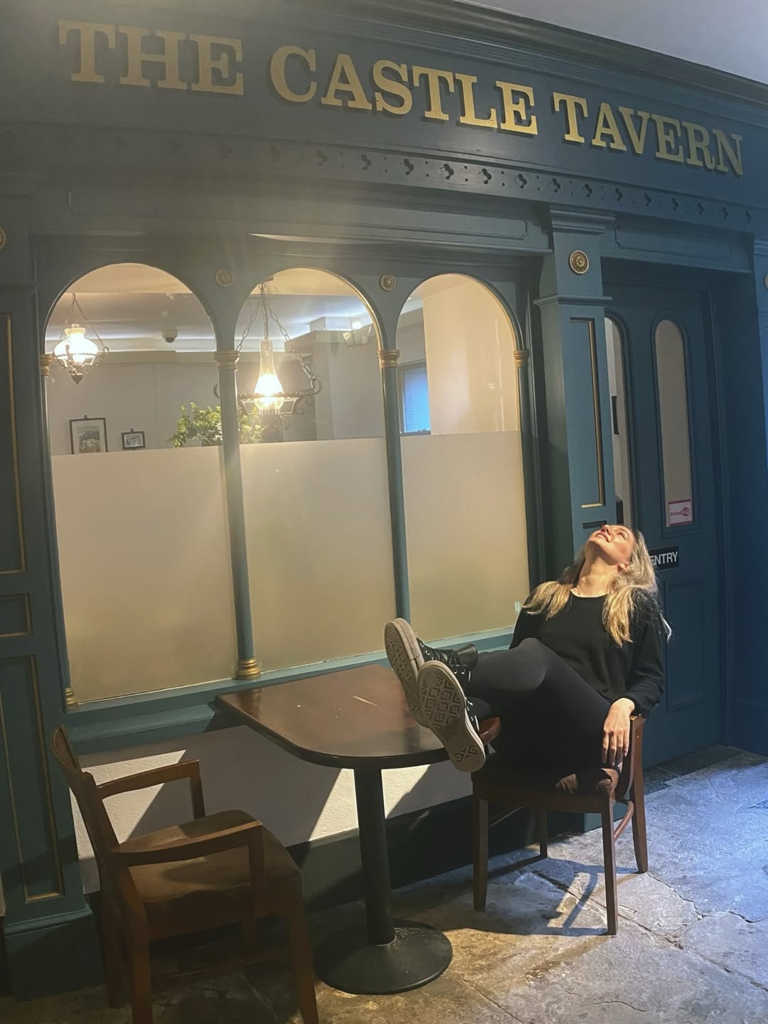 H Άννα Ρεζάν σε σκηνή ξεκούρασης σε καφέ στο Μπέλφαστ μετά τα γυρισμάτα της νέας ταινίας An Irish American Horror