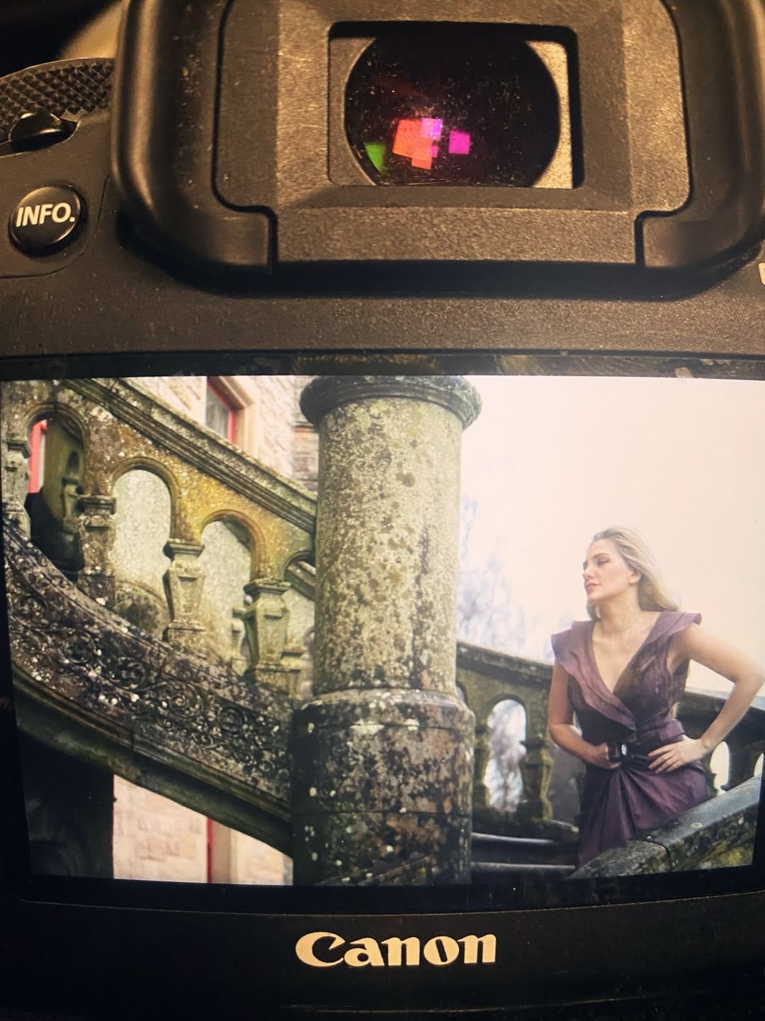 H Άννα Ρεζάν φωτογραφίζεται στο Μπέλφαστ κατά τη διάρκεια των γυρισμάτων της νέας ταινίας An Irish American Horror