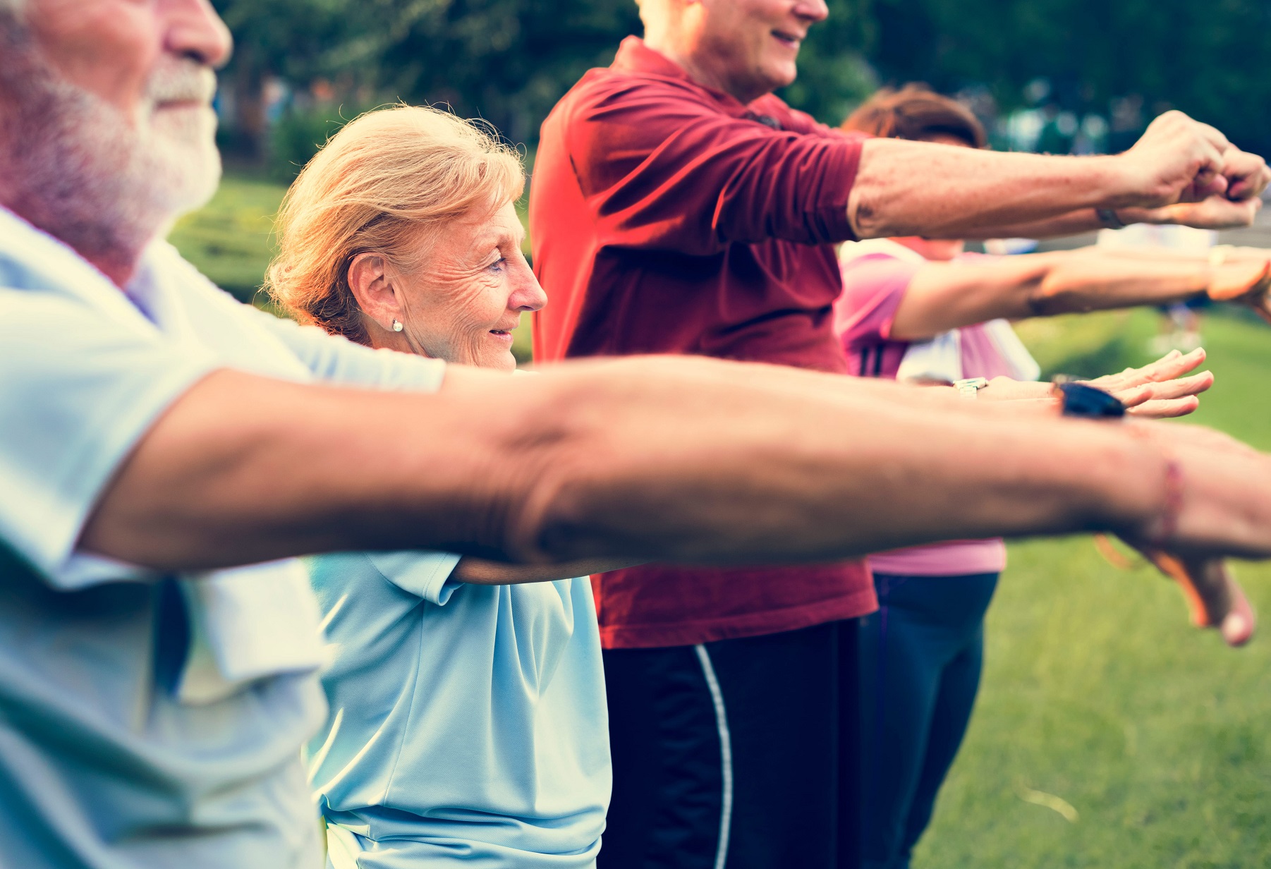 Οι ηλικιωμένοι αθλούνται για να νικήσουν τα σημάδια της αρθρίτιδας