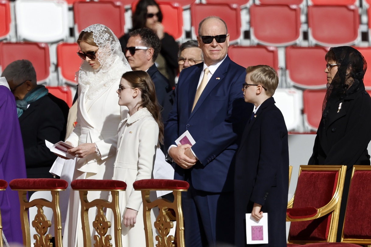 Ο πρίγκιπας Αλβέρτος, η πριγκίπισσα Charlene και τα παιδιά τους, Gabriella και Jacques στη λειτουργία που τέλεσε ο Πάπας Λέων ΙΔ' στο Στάδιο Λουί Β', 28 Μαρτίου 2026