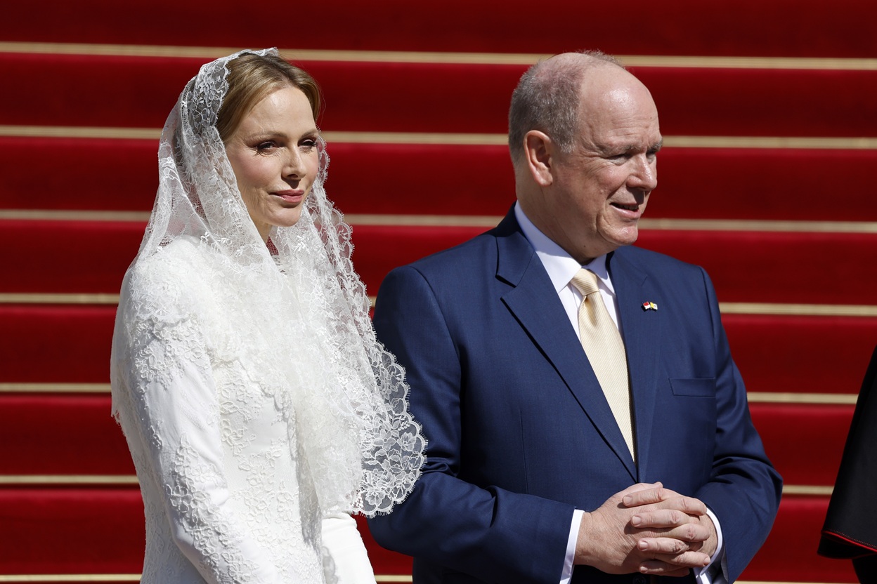 O πρίγκιπας Αλβέρτος και η πριγκίπισσα Charlene περιμένουν την άφιξη του Πάπα Λέοντος ΙΔ' στον Καθεδρικό του Μονακό, 28 Μαρτίου 2026