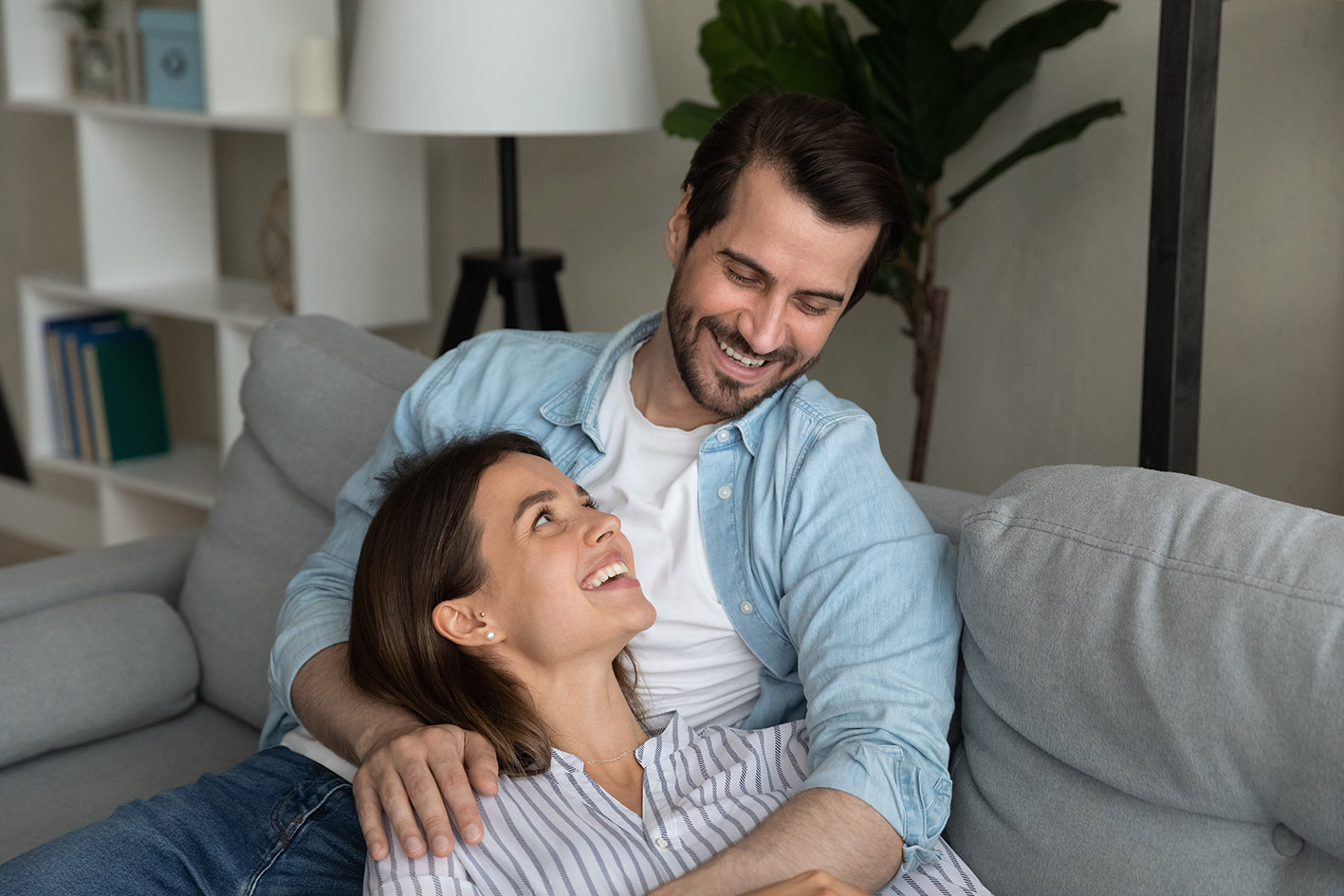 Ζευγάρι νέων ανθρώπων απολαμβάνουν τη ζεστή στιγμή στον καναπέ. Στη σχέση του το ζώδιο Ταύρος είναι από τους πιο πιστούς και αφοσιωμένους συντρόφους.