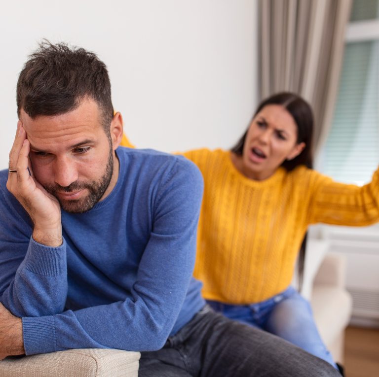 Aυξανόμενος αριθμός γυναικών επιλέγει να τερματίσει τον γάμο του στη μέση ηλικία, την ίδια περίοδο που περνά την εμμηνόπαυση,