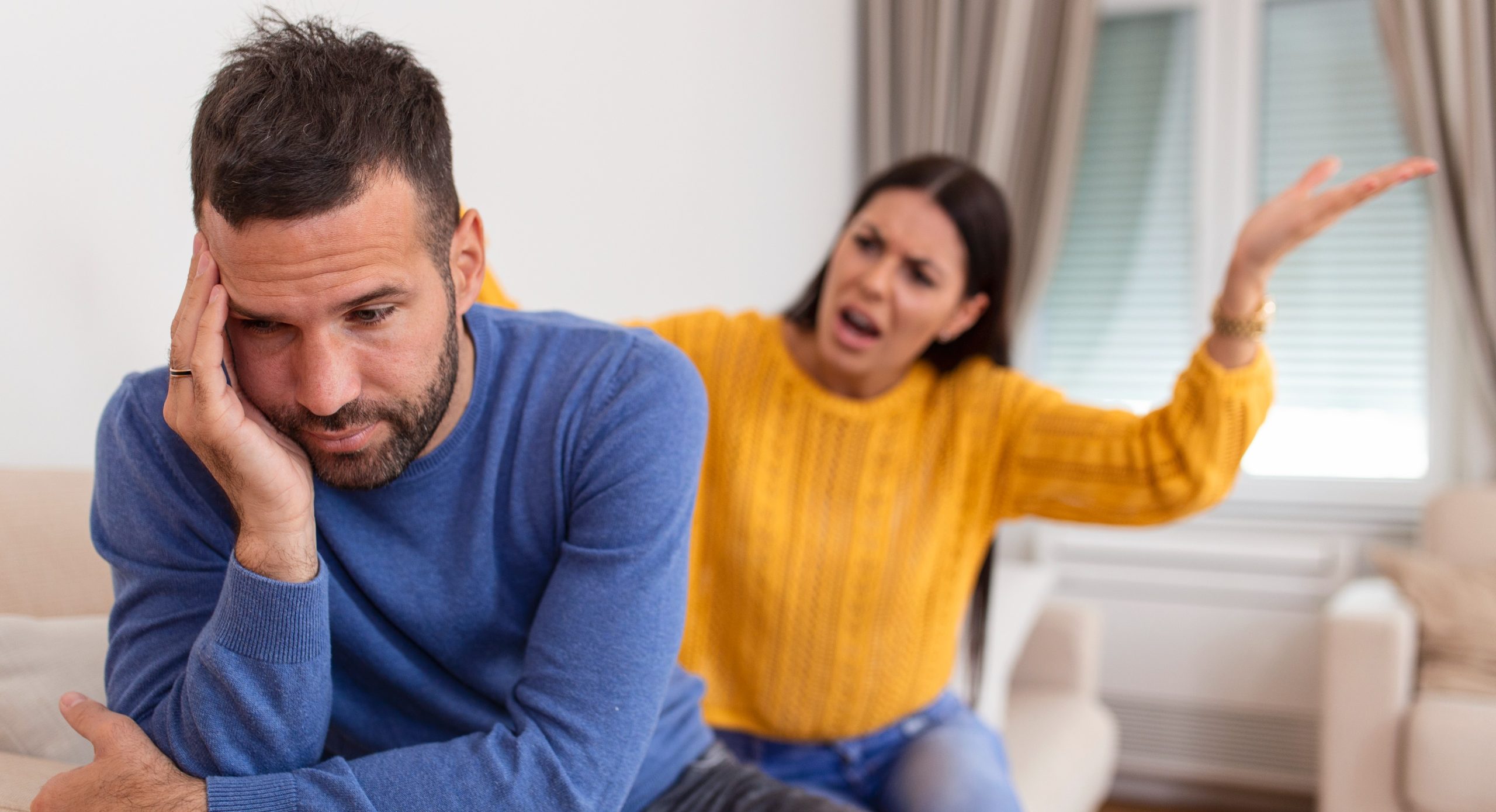 Zευγάρι καβγαδίζει στο σπίτι τους.