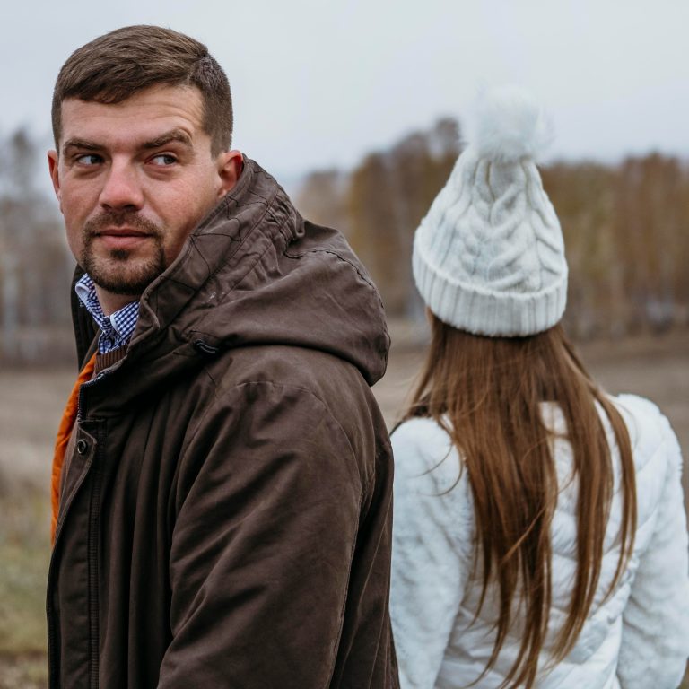 Ζευγάρι προχωρά με τον άντρα να κοιτά πίσω