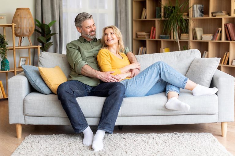 Ζευγάρι μέσης ηλικίας αγκαλιασμένο σε ήρεμη οικογενειακή στιγμή