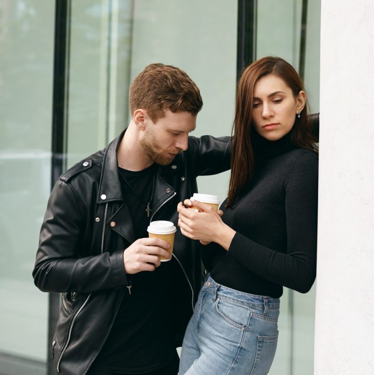 Ζευγάρι με τη γυναίκα να είναι προβληματισμένη