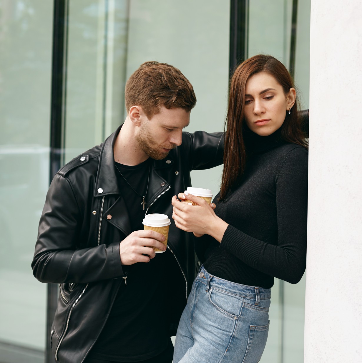 Ζευγάρι με τη γυναίκα να είναι προβληματισμένη