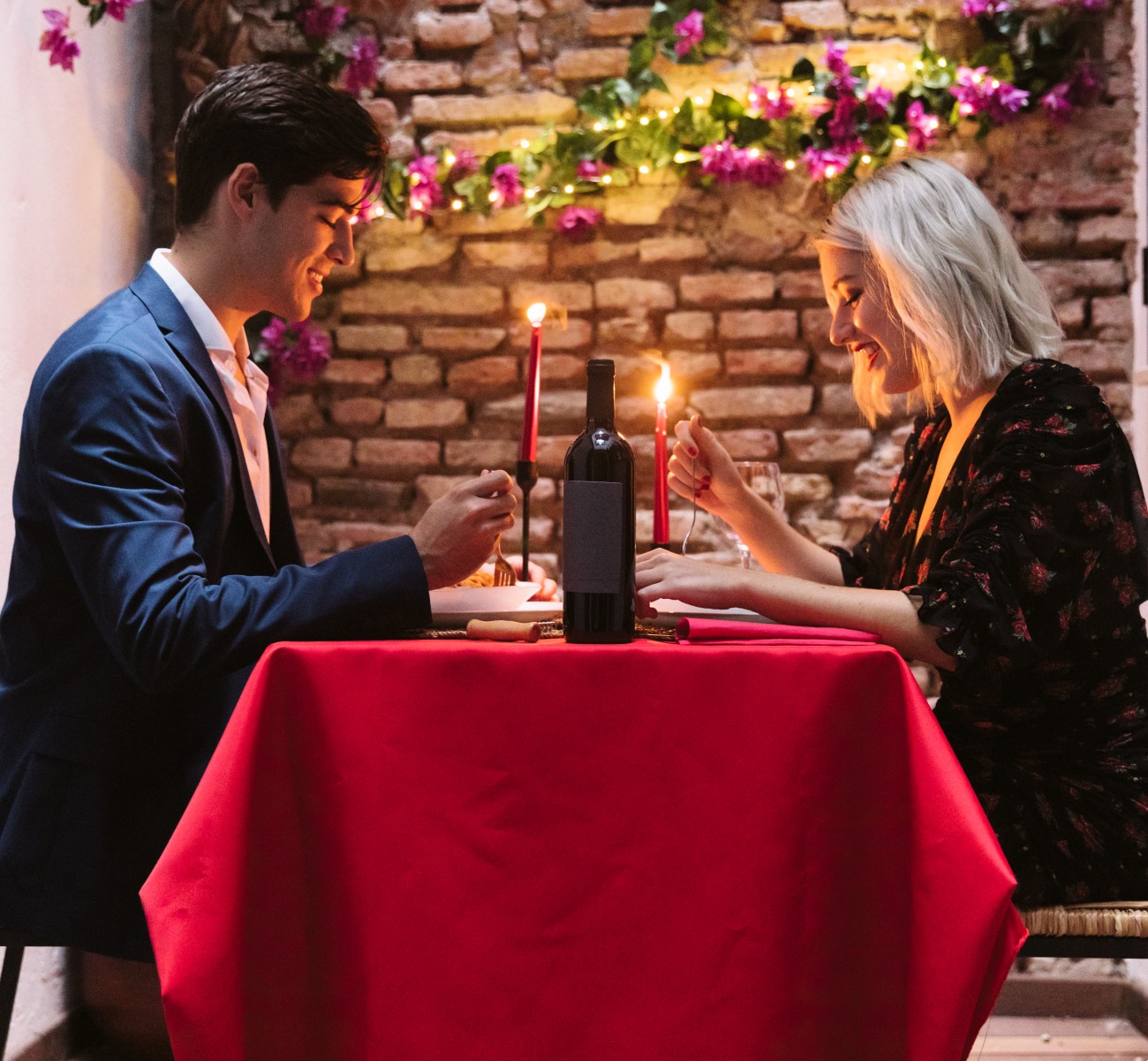 Γυναίκα και άντρας σε ραντεβού για δείπνο