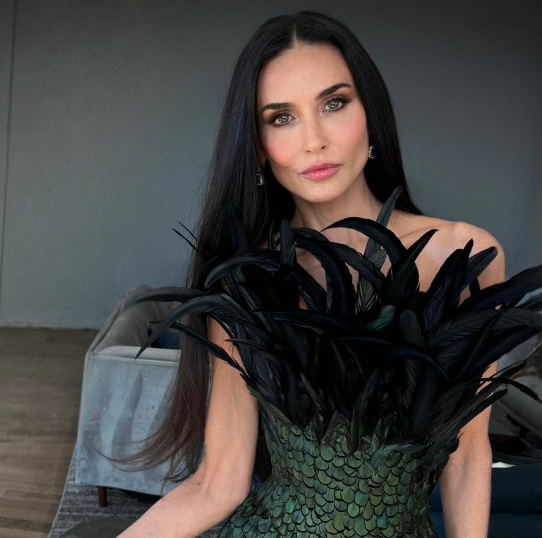 H Demi Moore με sleek μαλλιά για τα Oscars