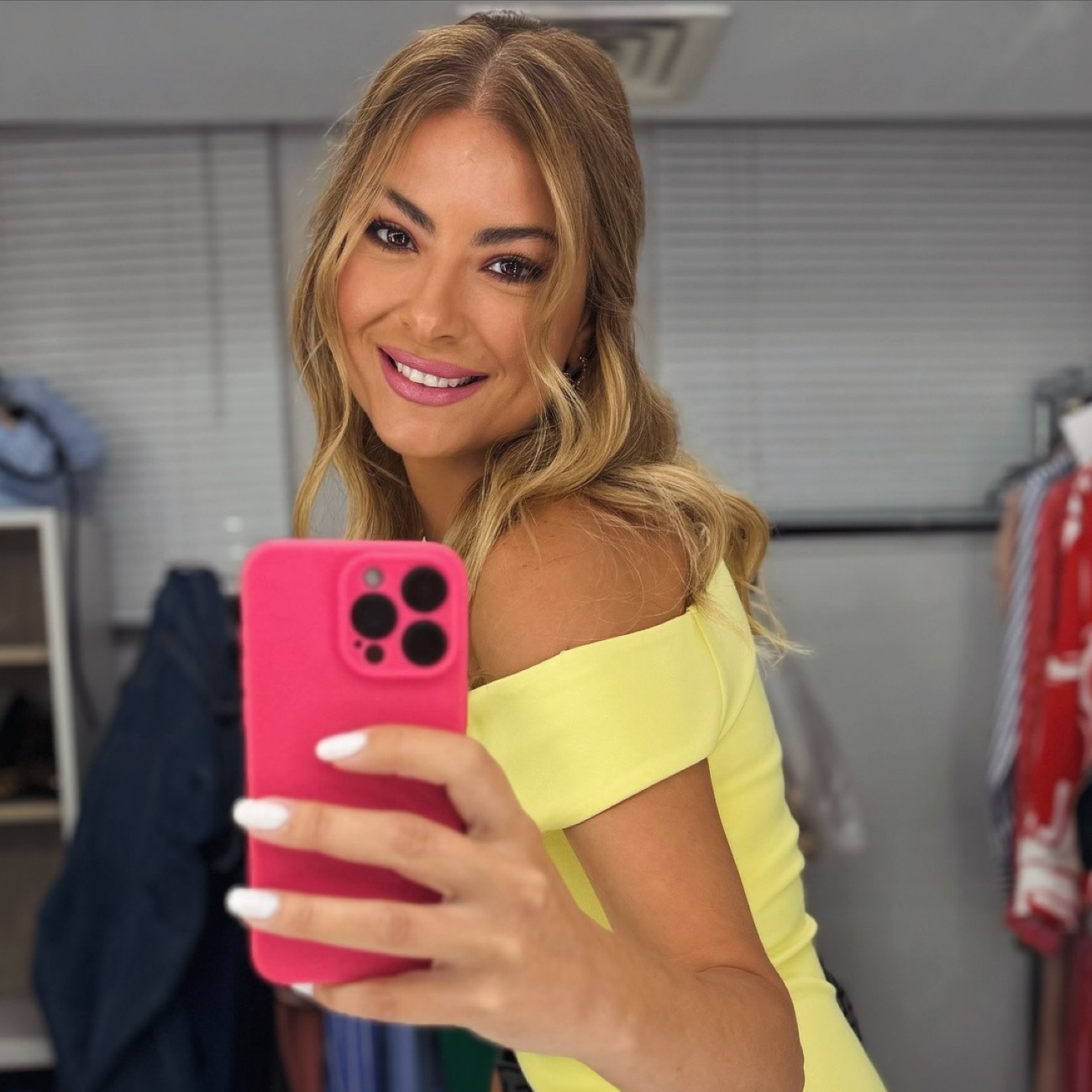 Η Δέσποινα Καμπούρη βγάζει selfie με το κινητό της