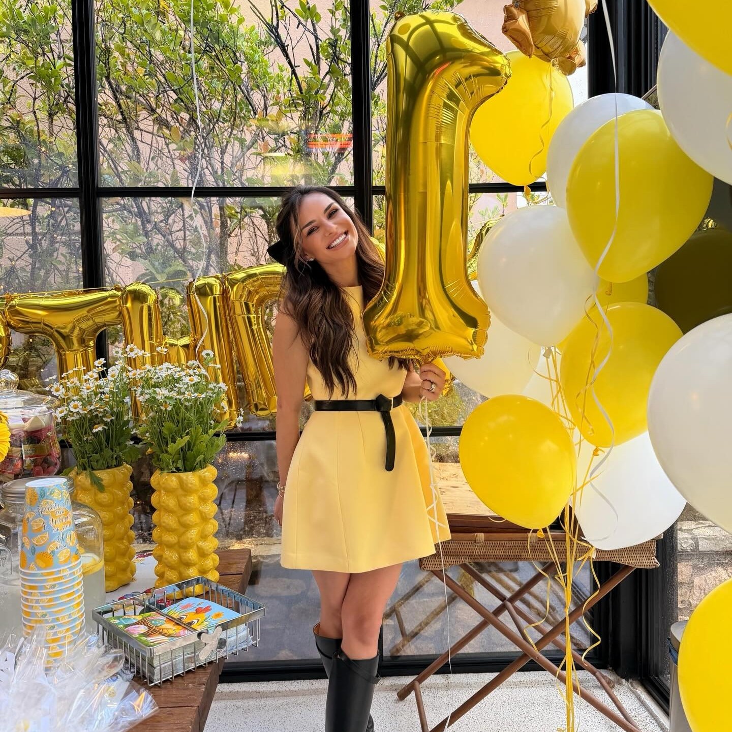 Η Ελένη Τσολάκη με κίτρινο φόρεμα στο πάρτι για τα πρώτα γενέθλια της κόρης της